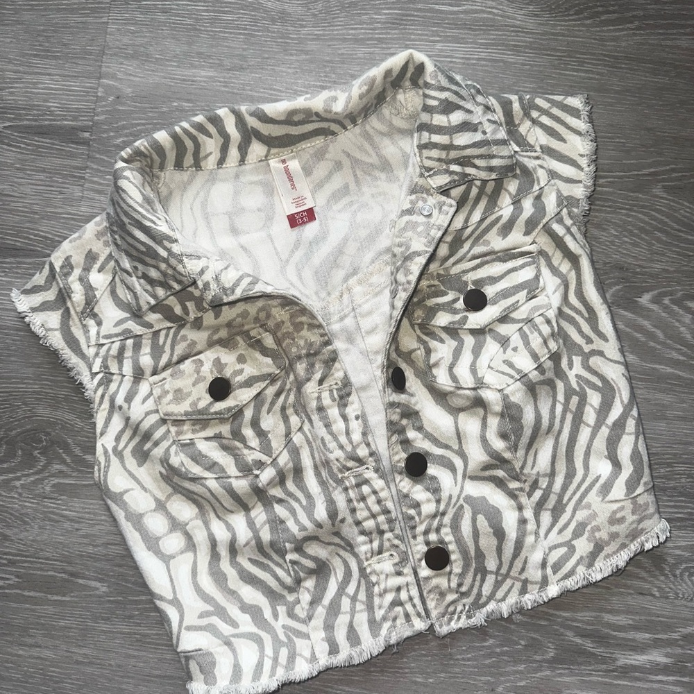 Sleeveless Zebra Print Button-Up vest